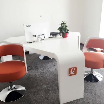 ODM Современный треугольник офисный стол и стул Комбинация небольшой выставочной конференц-стол